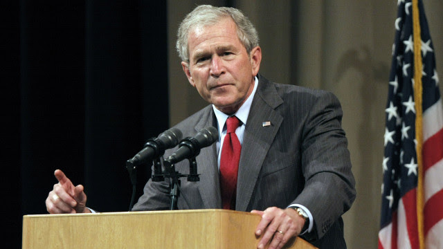 Bush se confunde e fala em invasão injustificada do Iraque ao se referir à Ucrânia