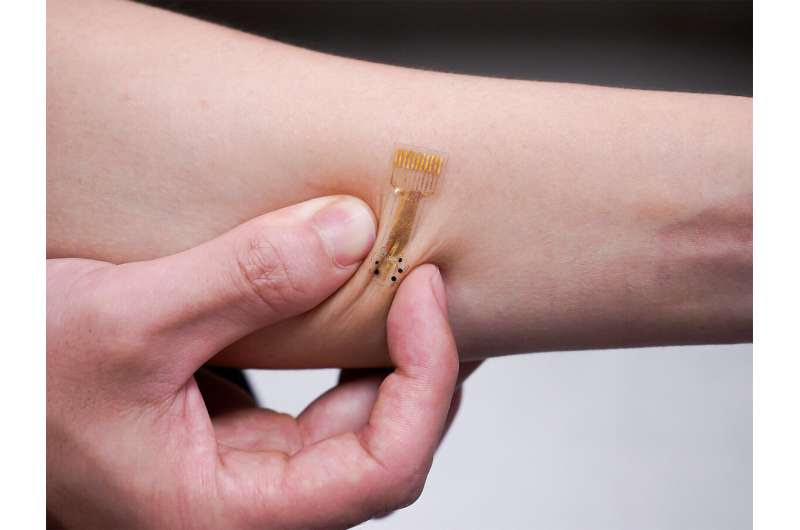 'Smart' bandages monitor wounds and provide targeted treatment