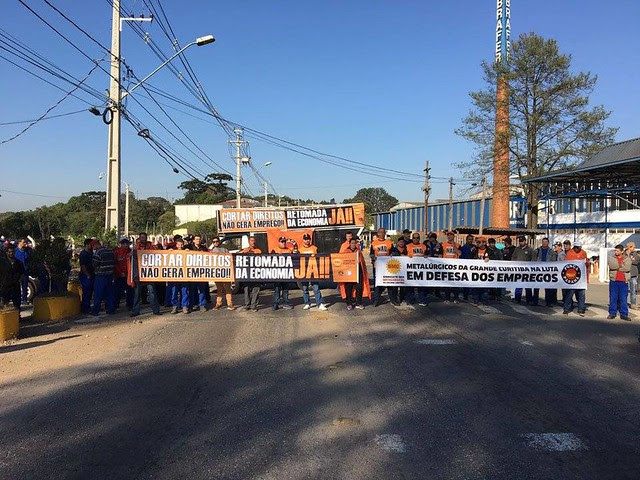 A paralisação começou nas trocas de turno da madrugada de hoje e ocorre em pelo menos 14 fábricas espalhadas pelo Paraná - Créditos: Sindicato dos Metalúrgicos da Grande Curitiba