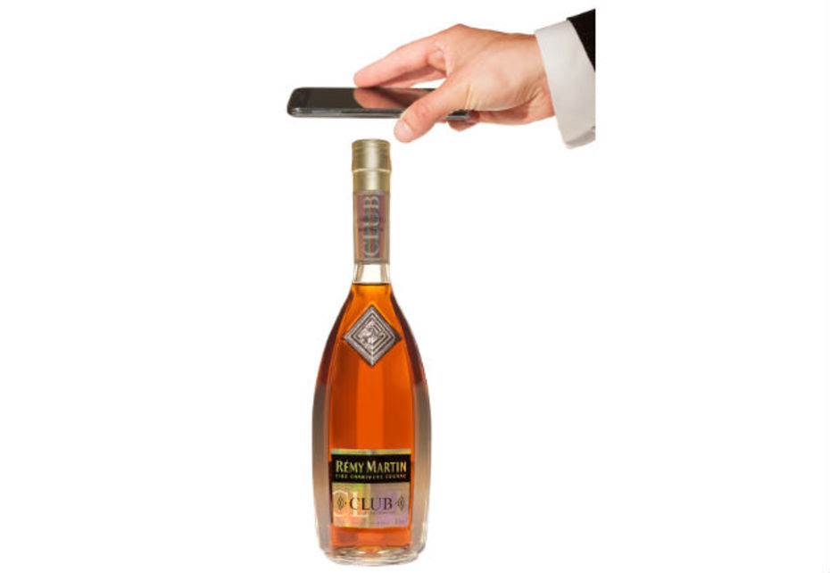 Cette bouteille de cognac signée Rémy Martin est dotée d'un système anti-contrefaçon. Elle permet également de "communiquer" avec ses consommateurs.