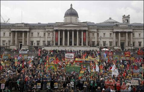 Manifestantes en Trafalgar Square, Londres.