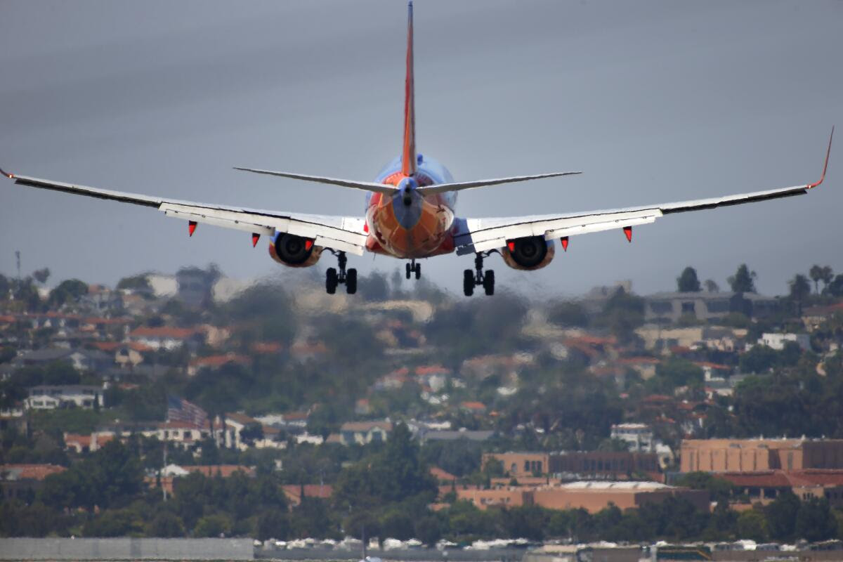 Un avión de Southwest Airlines aterriza en el aeropuerto internacional de San Diego.