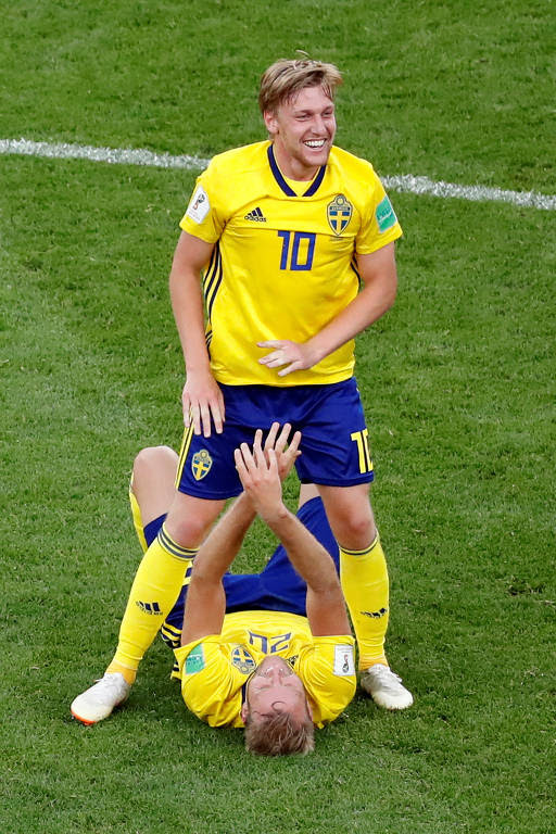 Os suecos Emil Forsberg e Ola Toivonen comemoram após o jogo