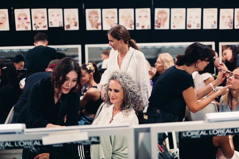El desfile de L'Oréal Paris que levanta el ritmo feminista