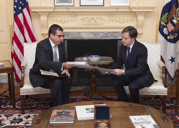 El diplomático cubano de más alto rango en Washington, José Ramón Cabañas Rodríguez, fue recibido también este miércoles, en el Departamento de Estado, por el secretario de Estado interino Anthony Blinken. Foto: Departamento de Estado/ Flickr