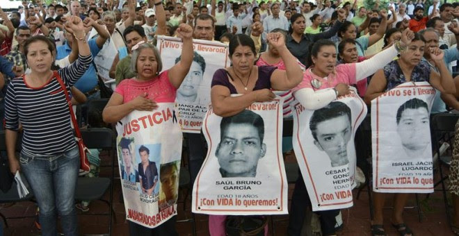 Protesta de familiares de los 43 jóvenes mexicanos desaparecidos hace un año. - EFE