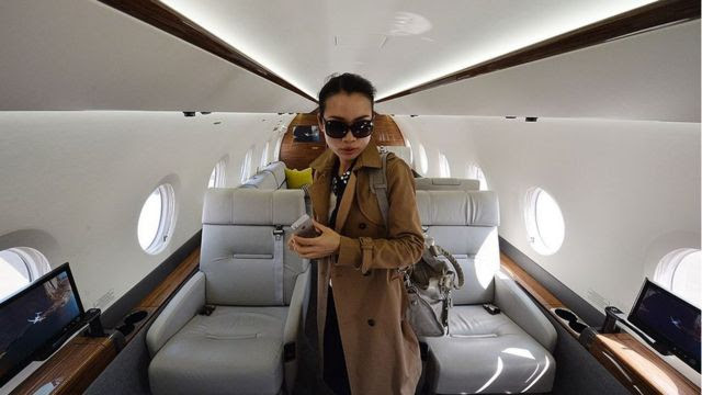 Uma mulher chinesa em um jato de luxo