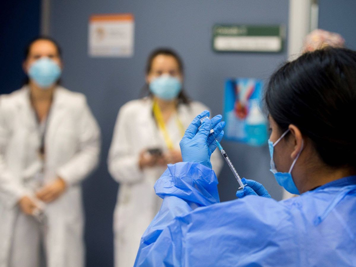 Foto: Una profesional sanitaria del Hospital de Sant Pau (Barcelona). (EFE)