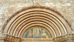 La lunetta sulla Porta Santa della Basilica di Collemaggio a L'Aquila con la Vergine tra i santi Celestino e Giovanni Battista
