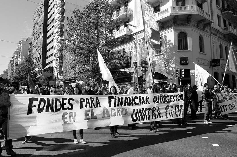 Movilización de trabajadores, ayer, en el Centro de Montevideo. Foto: Sandro Pereyra