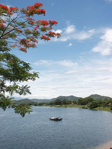 File:Sông Hương với hoa phượng.jpg