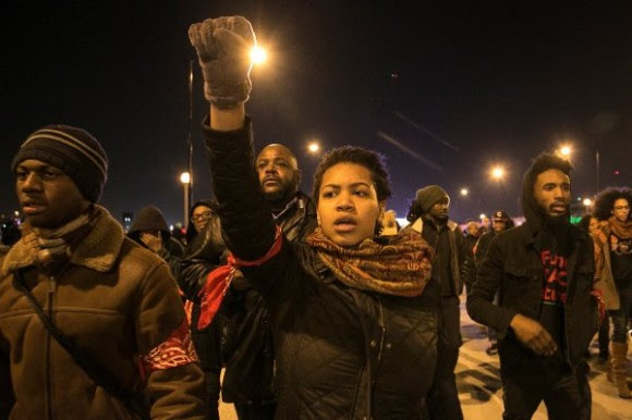  Protestas en Chicago tras divulgarse video de muerte de joven afroamericano Manifestantes marchan en Chicago y piden justicia por la muerte de Laquan McDonald. 