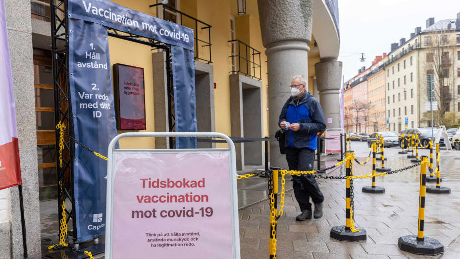 Um homem entra em um centro de vacinação Covid-19 em Estocolmo, Suécia, em 6 de maio de 2021.