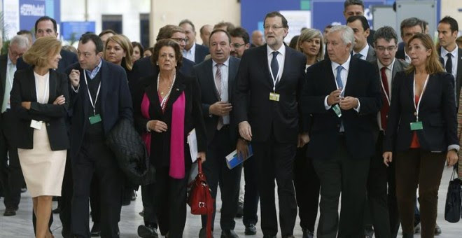 El presidente del Gobierno español, Mariano Rajoy, acompañado de dirigentes del PP de diferentes regiones, a su llegada al Congreso que el Partido Popular Europeo celebra en Madrid. - EFE