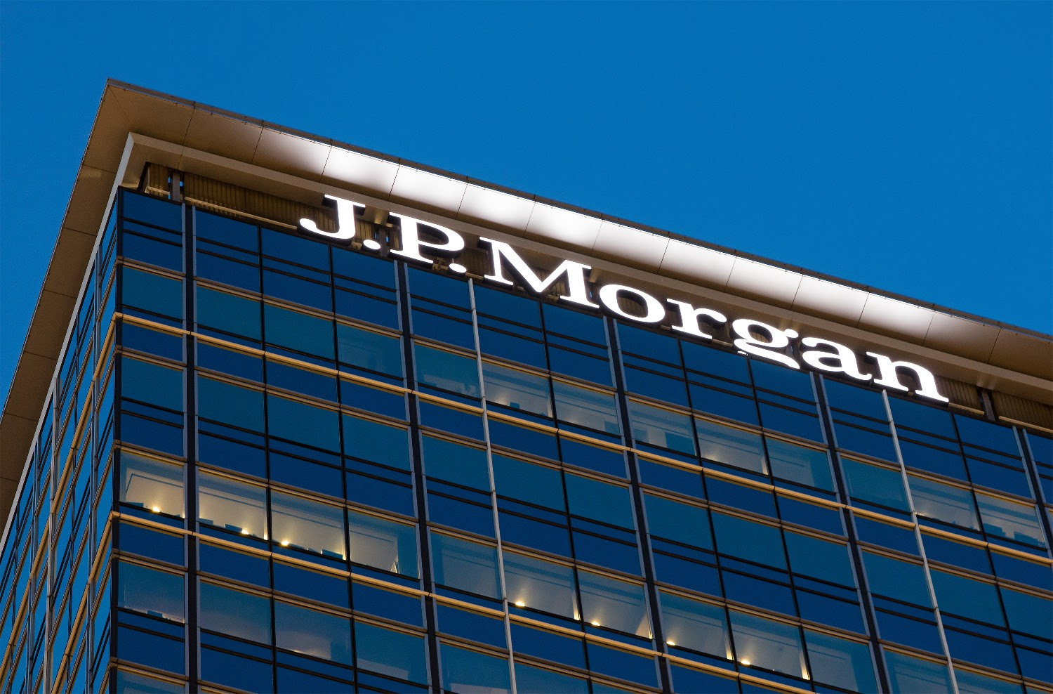 Η JP Morgan αναβάθμισε την Τράπεζα Πειραιώς και την Alpha Bank