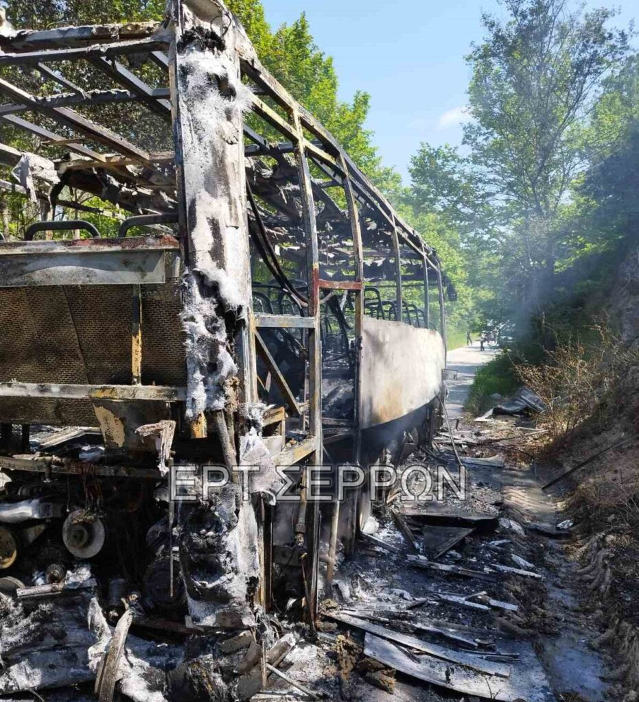 Σέρρες: Κάηκε ολοσχερώς λεωφορείο από τη Βουλγαρία στο Καπνόφυτο (φωτογραφίες)