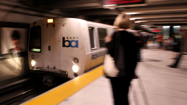 Mulher morre após ser arrastada por metrô por causa de coleira de cão