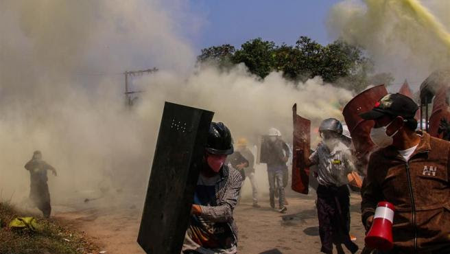 La junta militar de Birmania ordena el cierre de cinco medios independientes que informan sobre las protestas