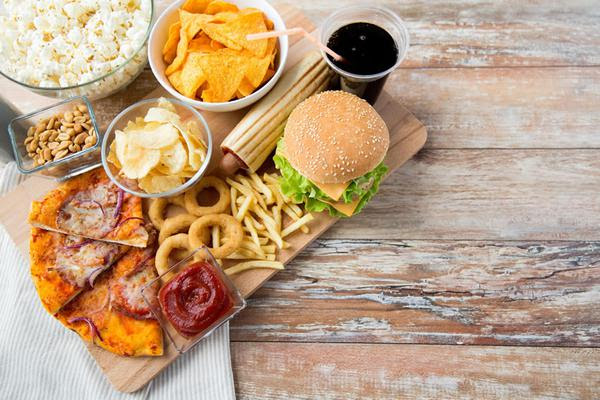 Evitar alimentos ultraprocessados e fast foods é fundamental
