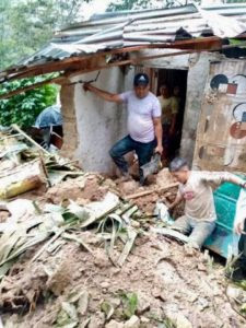 Familia vuelve a ver los escombros de su vivienda