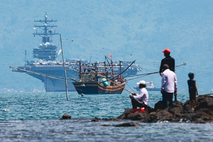 Nhóm tàu sân bay USS Ronald Reagan của Mỹ thăm Việt Nam - Ảnh 10. Nhóm tàu sân bay USS Ronald Reagan của Mỹ thăm Việt Nam - Ảnh 10.