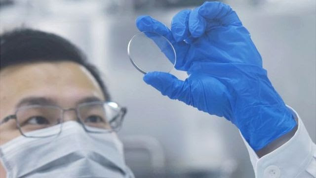 Um pesquisador chinês olha para uma placa de óxido de gálio