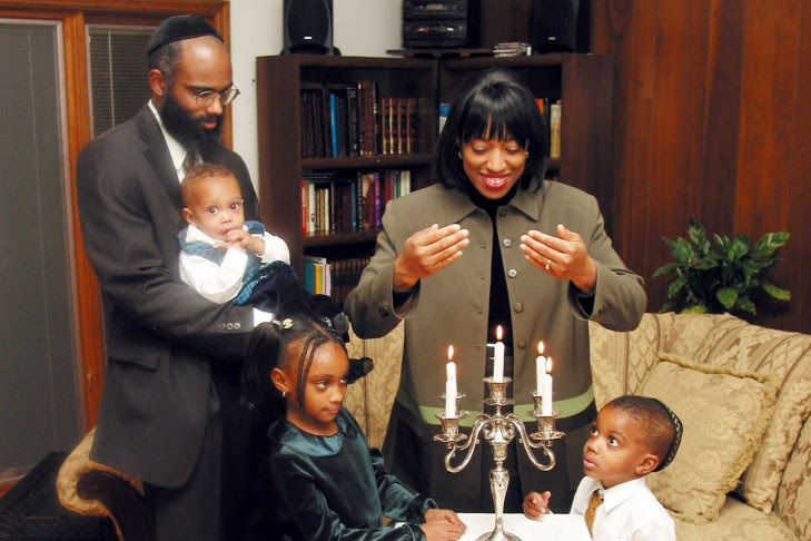 The McCoy family observing Shabbat (Photo: Jayne Guberman/Flickr) The McCoy family observing Shabbat (Photo: Jayne Guberman/Flickr)