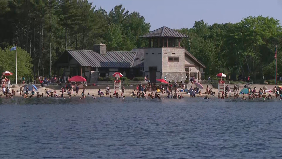 Lifeguard assists woman who rescued daughter from water at Lincoln Woods