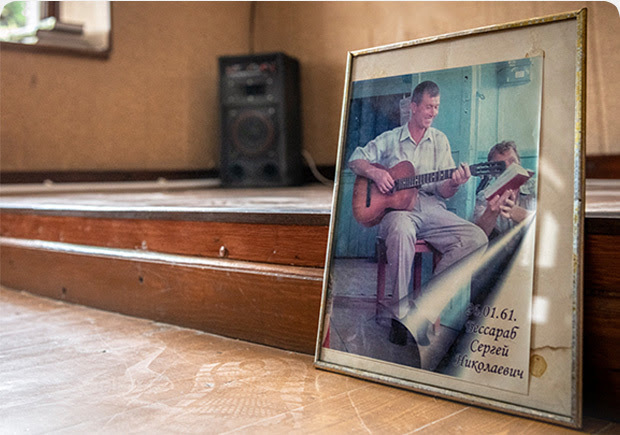 Picture of a man playing the guitar