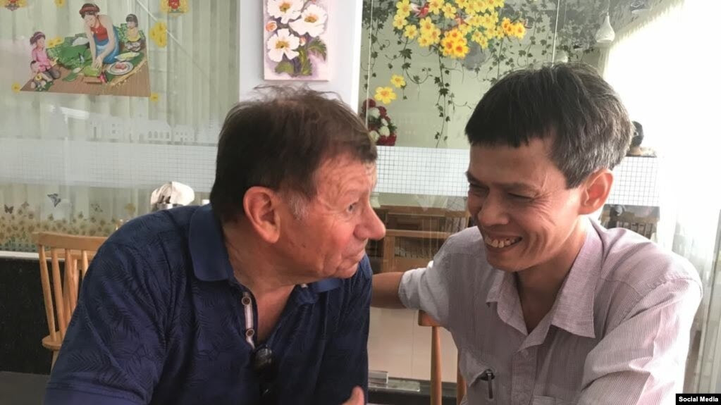 Ông Andre Menras thăm nhà báo độc lập Phạm Chí Dũng, tháng 4/2019. Photo Facebook Andre Menras.