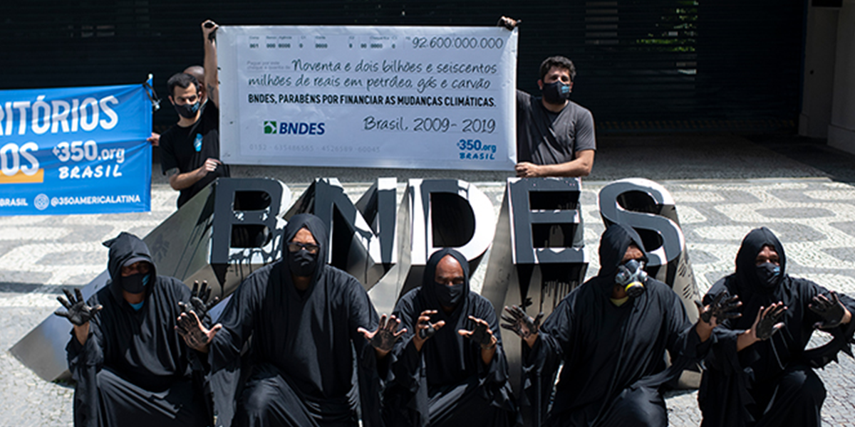 350.org Brazil and artisanal fishermen from AHOMAR denounce the BNDES’ high investments in fossil fuels. 