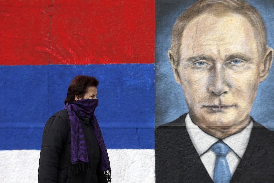 Straattekening met een portret van de Russische president in het centrum van Belgrado.