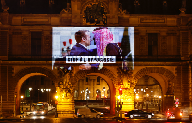 Action de sensibilisation d'Amnesty International projetant Emmanuel Macron et Mohammed ben Salmane sur la façade du musée du Louvre,  le 19 novembre 2020. © THOMAS COEX / AFP