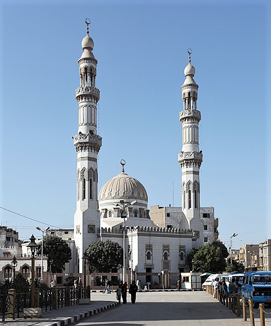 El-Arif Mosque in Sohag, Egypt. (Wikipedia, Roland Unger)