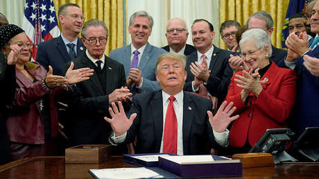 El presidente de Estados Unidos, Donald Trump, recibe un aplauso de los miembros republicanos del Congreso en el Despacho Oval de la Casa Blanca, Washington, EE.UU., el 21 de diciembre de 2018.