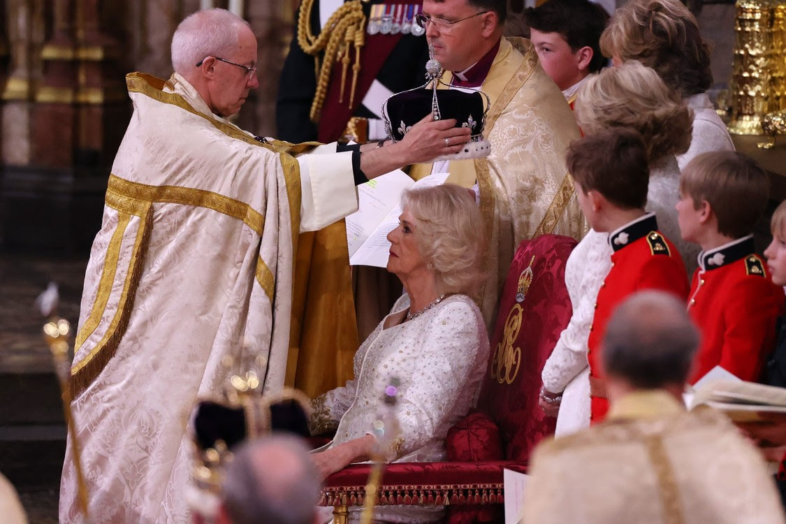 Tổng giám mục Canterbury Justin Welby đặt phiên bản sửa đổi của vương miện của Nữ hoàng Mary lên đầu Nữ hoàng Anh Camilla. (Ảnh của Richard POHLE/POOL/AFP)