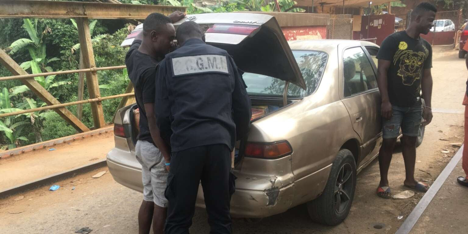 Décembre 2017, au village frontalier d’Ekok, un policier camerounais contrôle une voiture arrivant du Nigeria.
