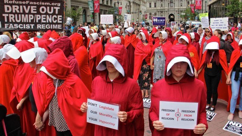 2018-07-23-e-lee-philadelphia-union-league-handmaids-tale-mike-pence-protest-4-800x450