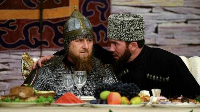 Bagarreur, bling-bling et fan de lions : Ramzan Kadyrov, l'ami du Kremlin qui persécute les homosexuels de Tchétchénie