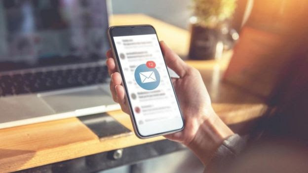 Notificações de e-mails na tela de celular