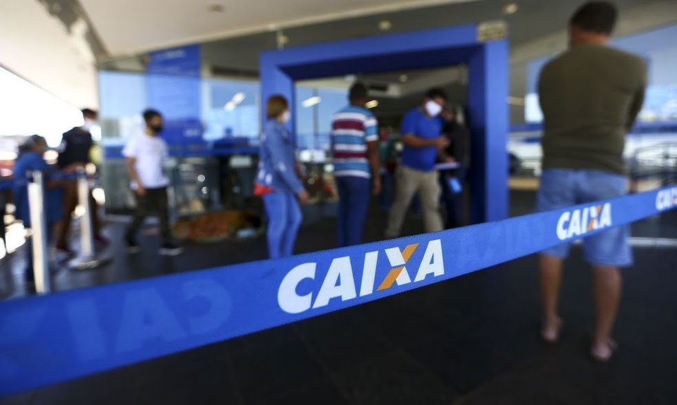 Pessoas na fila em Agência da Caixa Econômica  — Foto: Marcelo Camargo/Agência Brasil