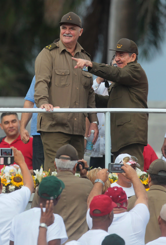 El Presidente Raúl Castro y el Héroe de la República de Cuba, Orlando Villavicencio, en la Plaza de la Revolución, durante el desfile del Primero de Mayo. Foto: Ismael Francisco/ Cubadebate
