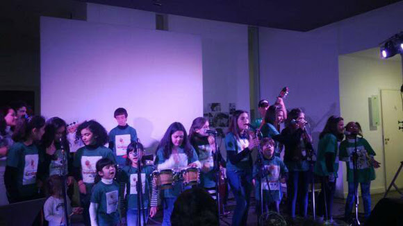 La Colmenita del Sur, grupo formado por niños cubanos y argentinos cierran el festejo del cumpleaños de Fidel en Argentina.