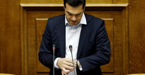 El primer ministro griego, Alexis Tsipras, consulta su reloj. REUTERS