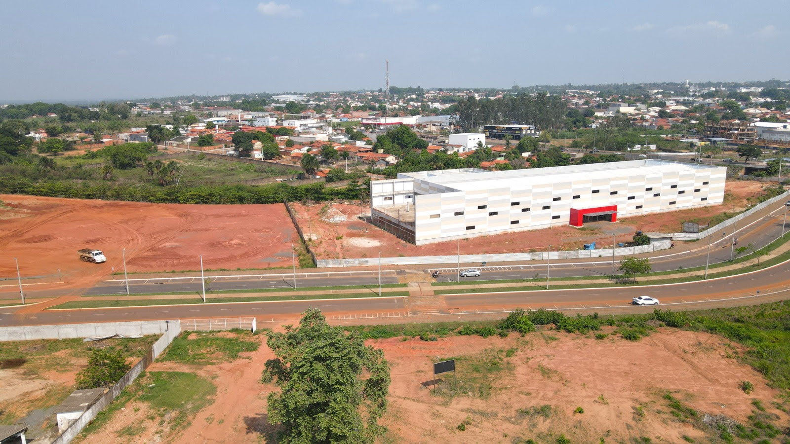 A etapa final compreende toda a urbanização (calçadas, grama, iluminação), elevador, acabamento interno e climatização