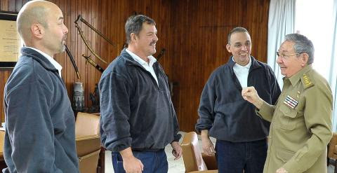 Raúl Castro recibe a los tres agentes cubanos en La Habana. / REUTERS