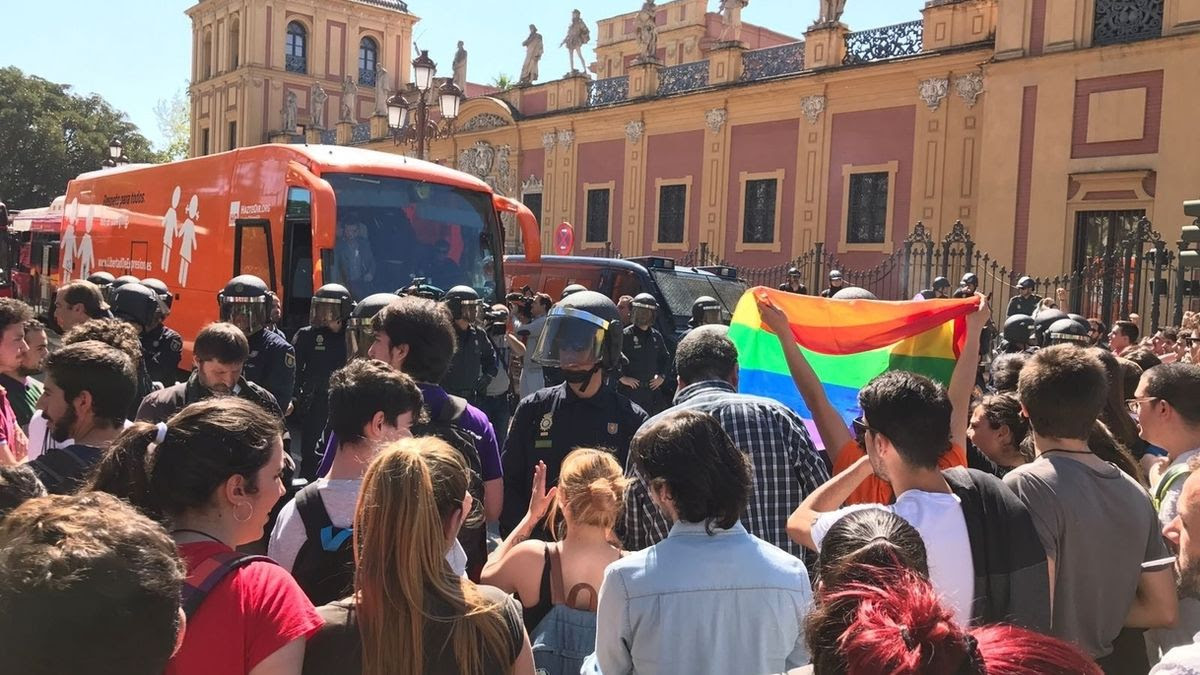 HazteOir pide doce años de cárcel para cada uno de los nueve jóvenes de Sevilla que bloquearon su autobús tránsfobo