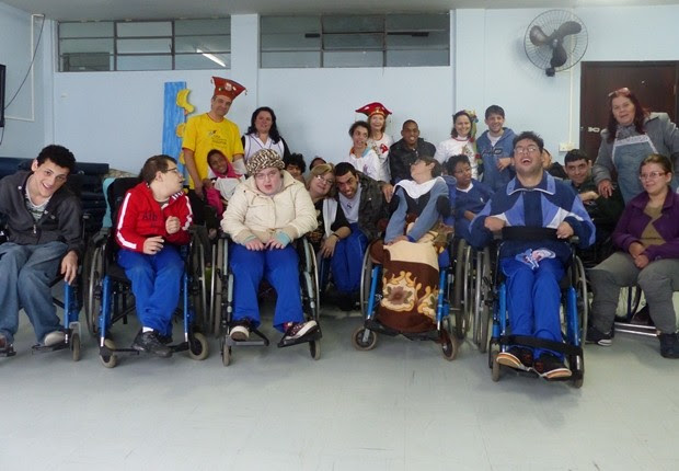 Alunos com paralisia cerebral participam de roda de contação de história a cada 15 dias em Curitiba (Foto: Bibiana Dionísio/ G1)