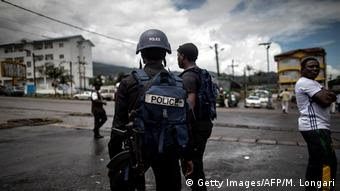 Kamerun Polizisten in Buea (Getty Images/AFP/M. Longari)