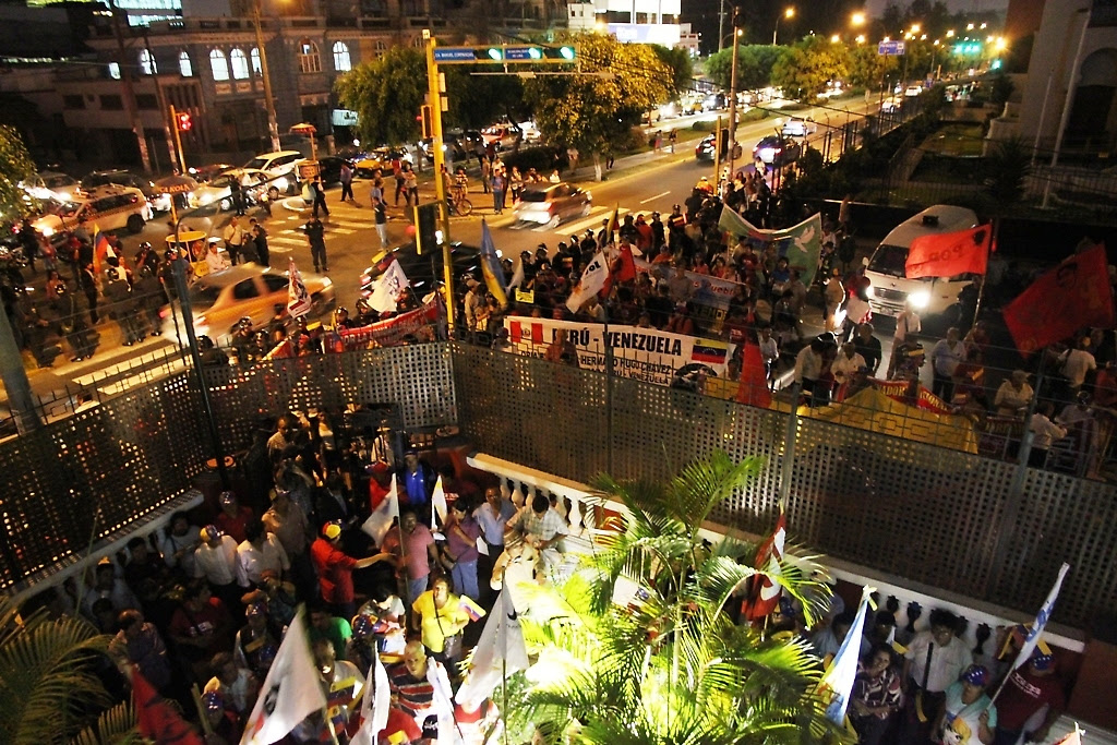 Marcha polpular en solidaridad con la revolución bolivariana llega a la Embajada de Venezuela en Perú